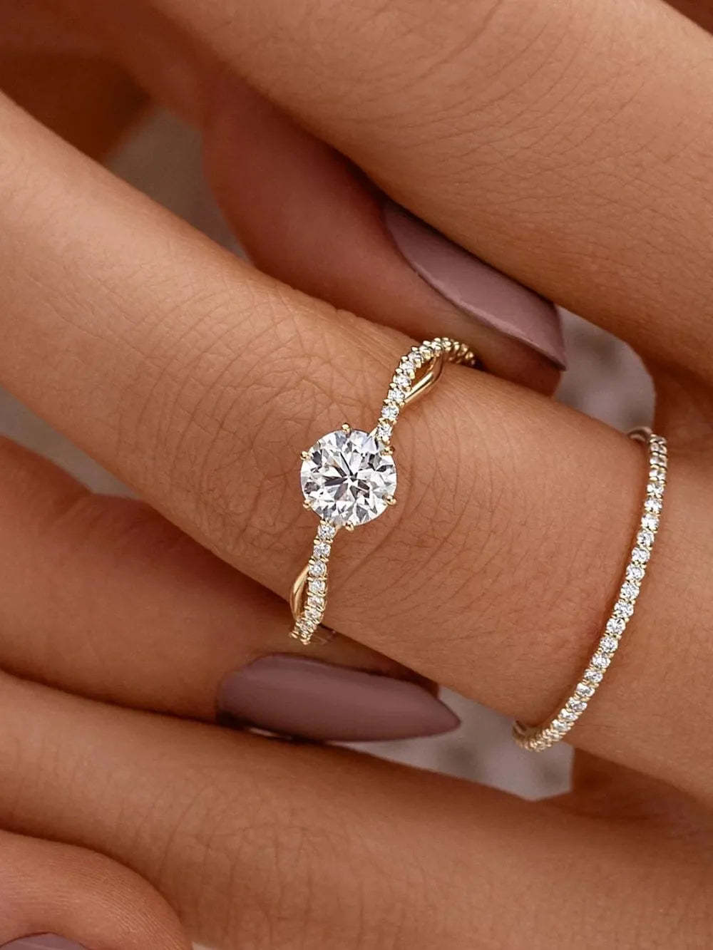 Casual Twist-Design Zircon Ring